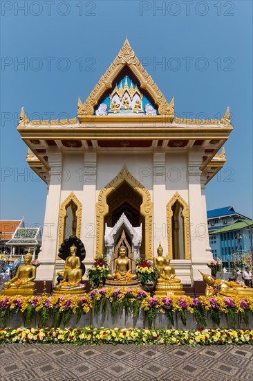 Golden Buddha statues in the courtyard of the Wat Traimit Temple