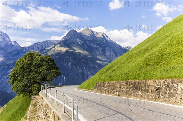 Klausen Pass road