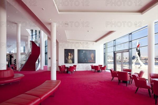 Light-flooded foyer with views of the city