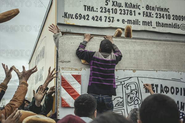 Distribution of food by Greek volunteers