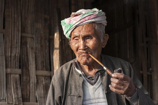 Old local man from the tribe of the Palaung smoking a pipe