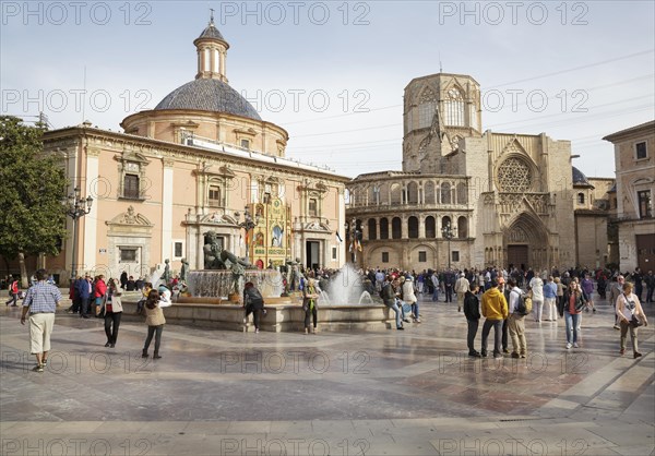 Plaza de la Virgen with the Cathedral and Basilica de Virgen de Los Desamparados