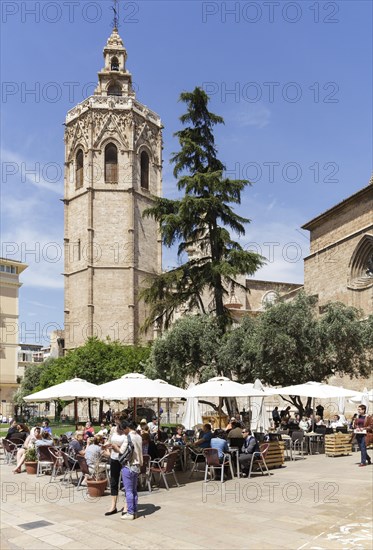 Pavement cafe and tourists in front of the Cathedral