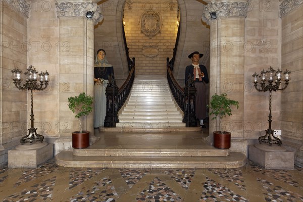 Stairway with traditional giant figures