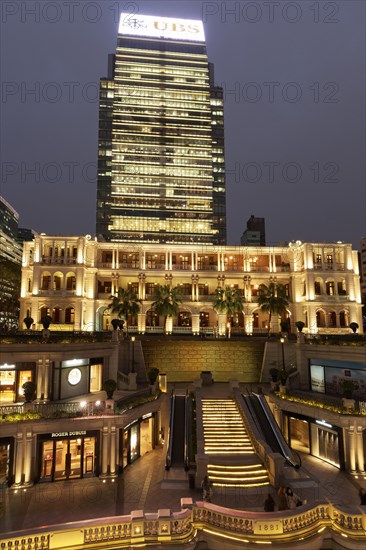 Luxury hotel Hullet House and shopping arcades