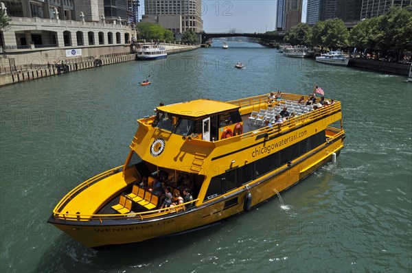 Chicago watertaxi on Chicago River