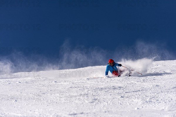 Extreme turns skier