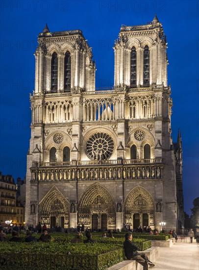 Notre-Dame de Paris at night