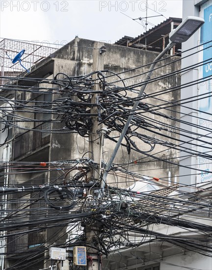Chaotic power lines