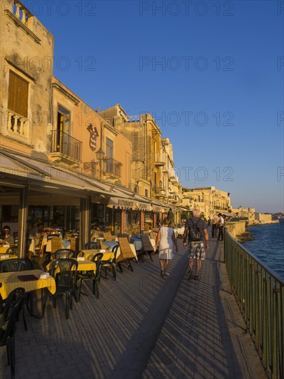Restaurants on the Lungomare Alfeo promenade