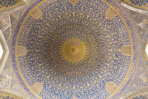 Dome in the prayer hall of the Imam Mosque