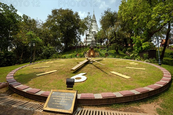 Clock in front of the stupa of Wat Phnom