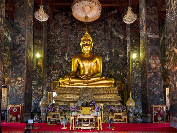 Phra Si Sakyamuni Buddha in Wihan Luang Hall