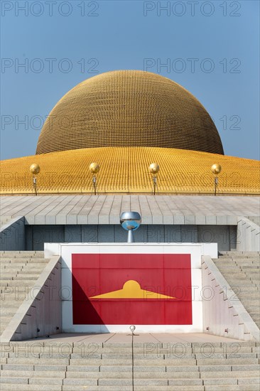 Mahadhammakaya Cetiya Chedi of the Wat Phra Dhammakaya temple with the logo of the Dhammakaya movement