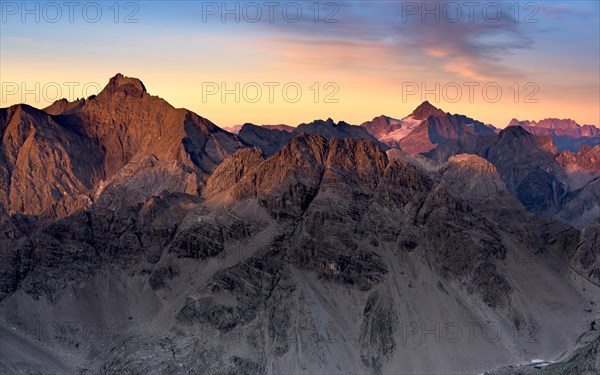 Parsaierspitze peak left and Hoher Riffler right