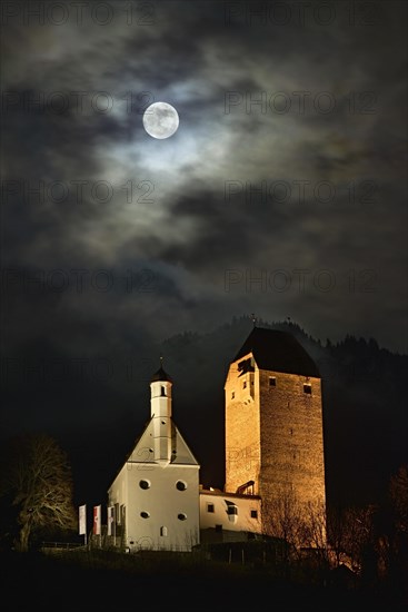 Schloss Freundsberg Castle at night