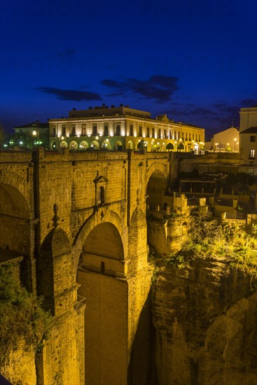 El Puente Nuevo bridge at night