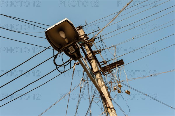 Chaotic array of power cables