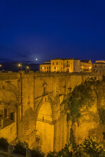 El Puente Nuevo bridge at night