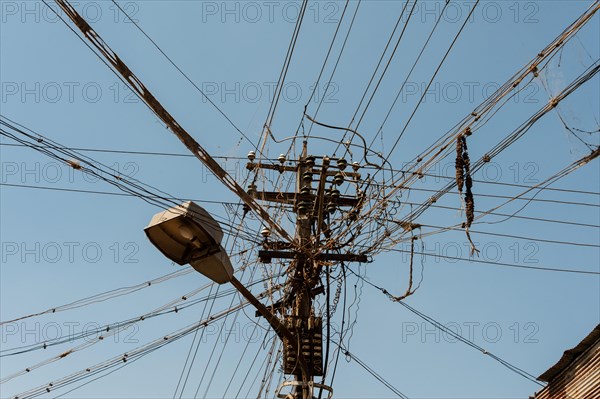 Chaotic array of power cables