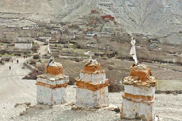 Three chorten