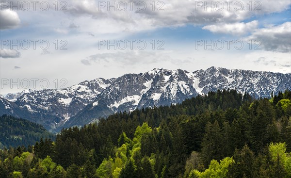 Snow-covered mountain range Zahmer Kaiser seen from the hiking trail to Spitzstein