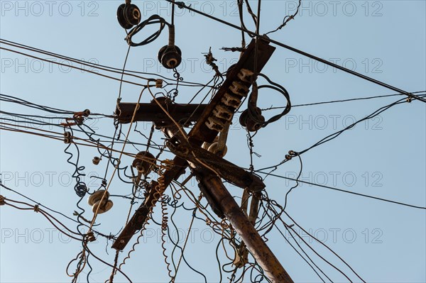 Chaotic array of power cables