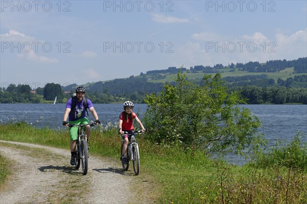 Father and child on a bike tour at Rottachspeicher reservoir