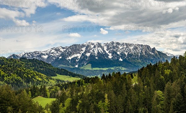 Snow-covered mountain range Zahmer Kaiser seen from the hiking trail to Spitzstein