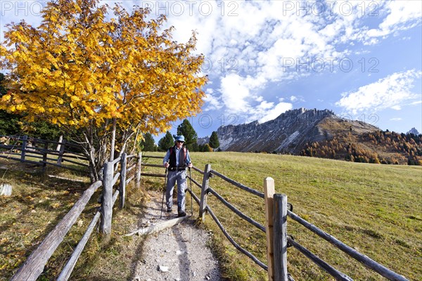 Climbers descending from Peitlerkofel in the Puez-Geisler Nature Park
