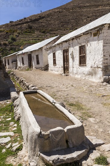 Trough and simple houses in Socoromo