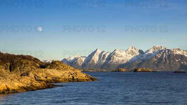 Evening light on the coast near Kabelvag