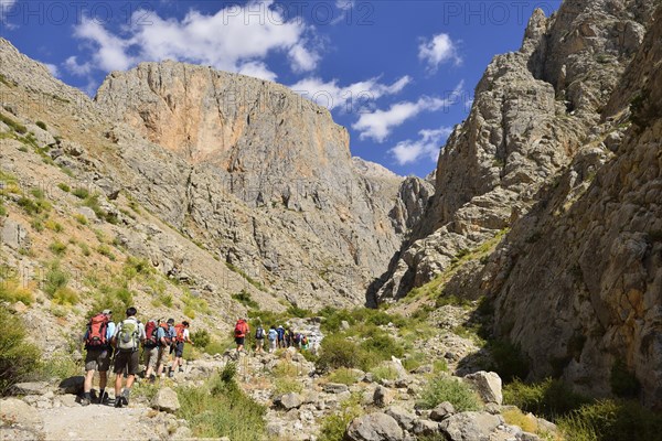 Group of people hiking in Cimbar Canyon