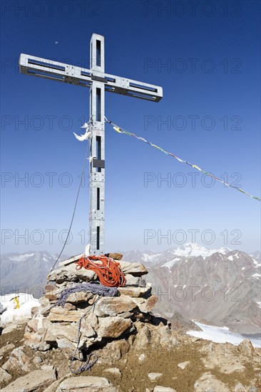 Summit cross of Similaun Mountain on Niederjochferner Glacier in Schnalstal