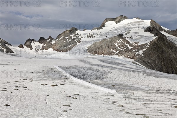 250 x 3 meters long and 1.70 meters high glacier table