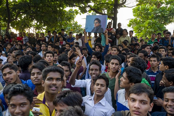 Crowds of fans gathering at the gate of Shahrukh Khan's villa at his birthday