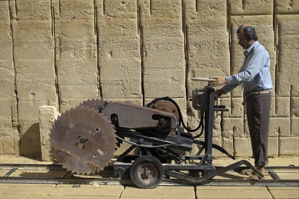 Representation of sawing blocks of limestone