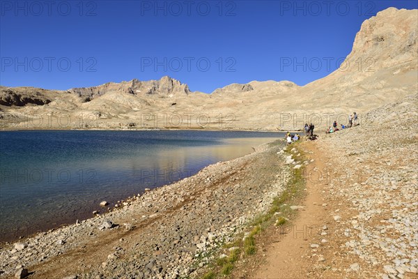 Group of hikers at Hastakoca Lake
