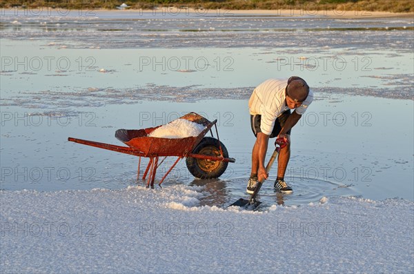 Salt production by hand