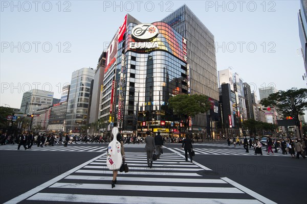 Street crossing and shopping centers