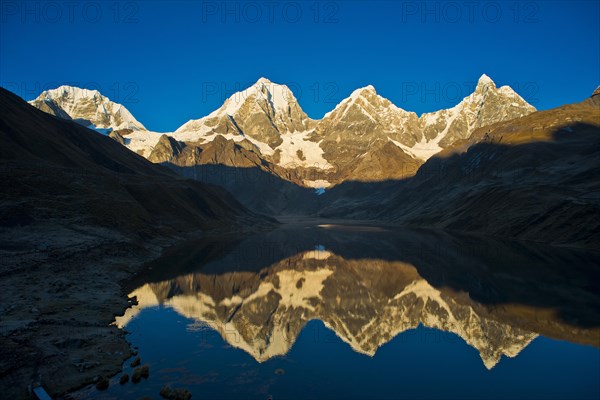 The lake Laguna Carhuacocha in the morning
