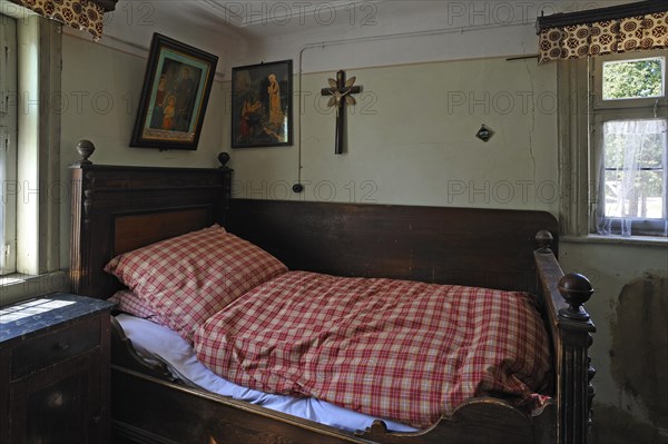 Bed in the lower bedroom