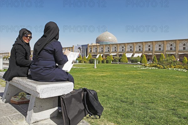 Female students on Imam Square drawing the dome of Lotfollah Mosque
