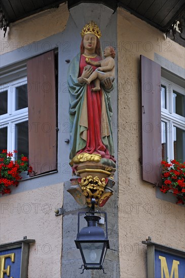 Colored sculpture of Mary with the baby Jesus at the town hall