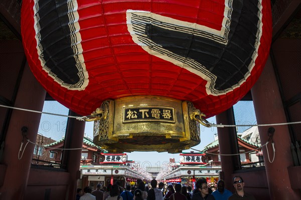 Huge lantern in the Senso-ji temple