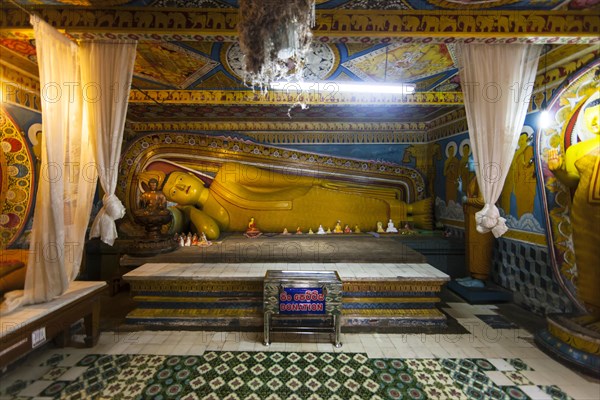 Reclining Buddha statue
