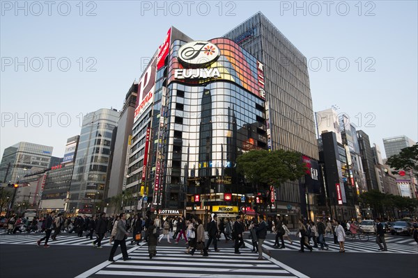 Street crossing and shopping centers