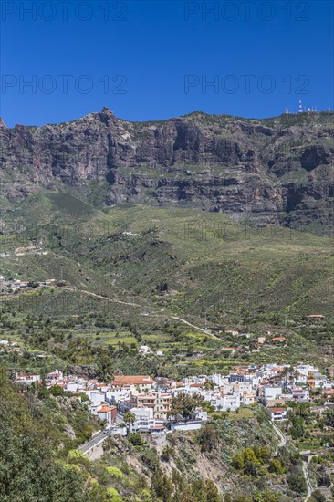View from the mirador of the Hotels Las Tirajanas over San Bartolome de Tirajanas towards the Pozo de las Nieves Massif