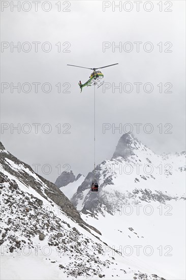 Supplies are carried by helicopter in a transport net to the Cavardiras hut