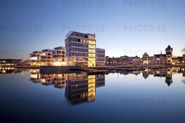 Phoenix Lake with the Facharztzentrum medical centre and Horder Burg Castle at the blue hour